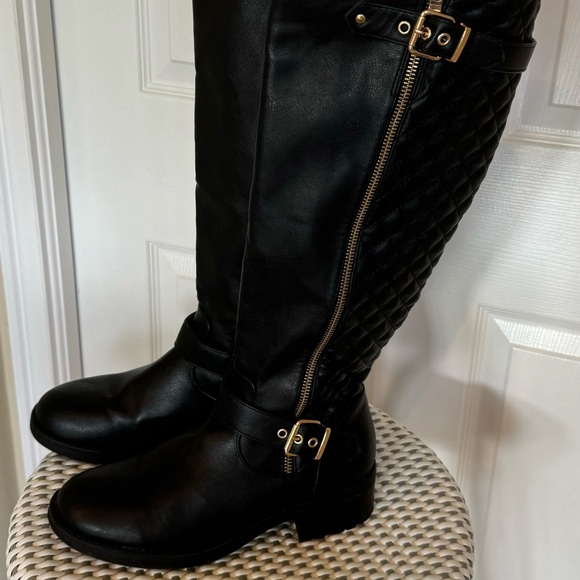 Comfortable classic black boot with gold hardware sz 7.5 - Picture 11 of 16